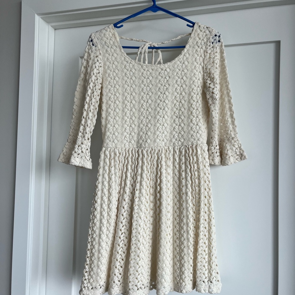 Elegant Cream Lace Dress - Size M